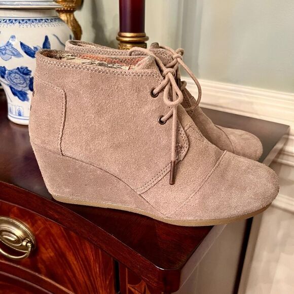 TOMS Desert Wedge Bootie Boots Size 8.5 M in Taupe Suede Worn Once - Picture 2 of 7